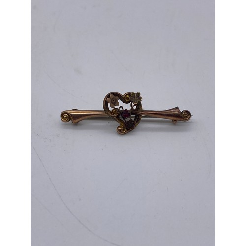 580 - 9CT GOLD ROSE GOLD BAR BROOCH AND POSSIBLY A 18CT GOLD RING STONES MISSING 3G APPROX