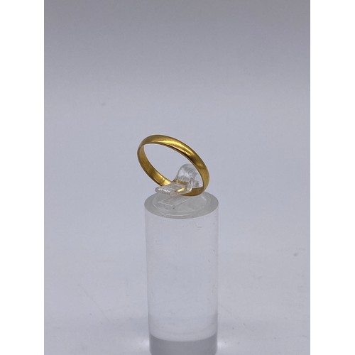 581 - 22CT GOLD WEDDING BAND 2G APPROX