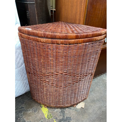 11 - WICKER WORK QUADRANT LINEN BIN