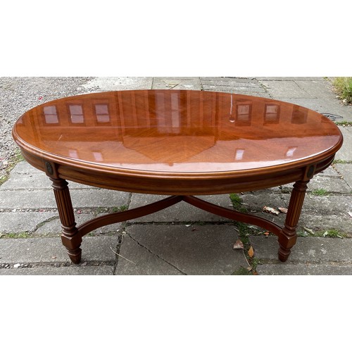 148 - OVAL CROSS BANDED COFFEE TABLE WITH SHAPED CROSS STRETCHERS