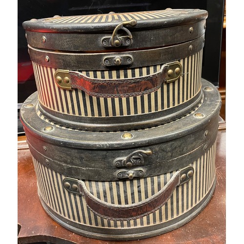 31 - STRIPED GRADUATED SET OF DEMI-LUNE HAT BOXES