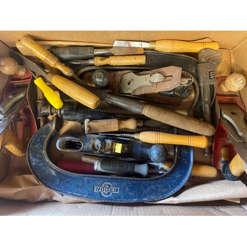 253 - BOX OF TOOLS INCLUDING JACK PLANES, CHISELS, AND A WODEN G CLAMP