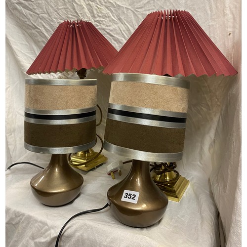 397 - PAIR OF BROWN AND MOCHA COLOURED TABLE LAMPS, AND PAIR OF BRASS LAMPS