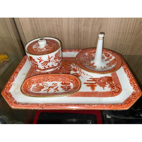 417 - TERRACOTTA COLOURED WILLOW PATTERN DRESSING TABLE SET ON OCTAGONAL TRAY