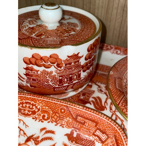 417 - TERRACOTTA COLOURED WILLOW PATTERN DRESSING TABLE SET ON OCTAGONAL TRAY