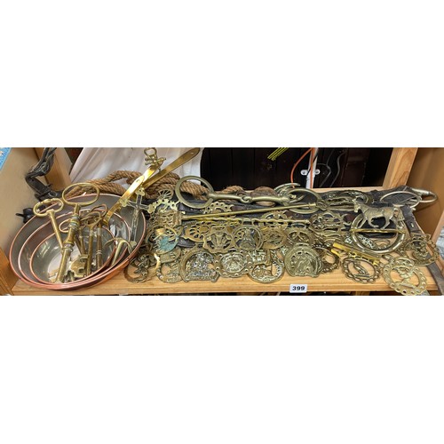 399 - SHELF OF HORSE BRASSES, TOASTING FORKS, COPPER TRAYS AND ORNAMETAL KEYS