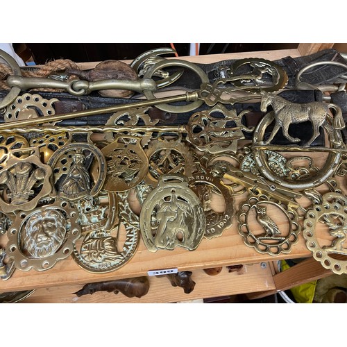 399 - SHELF OF HORSE BRASSES, TOASTING FORKS, COPPER TRAYS AND ORNAMETAL KEYS