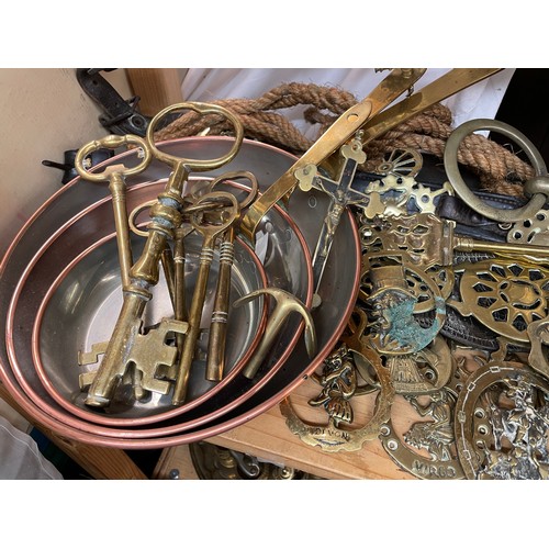 399 - SHELF OF HORSE BRASSES, TOASTING FORKS, COPPER TRAYS AND ORNAMETAL KEYS