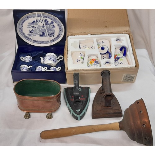 442 - MINIATURE BLUE AND WHITE WILLOW PATTERN TETE ET TETE, POTTERY SERVICE, TWO FLAT IRONS, BRASS PLANTER... 