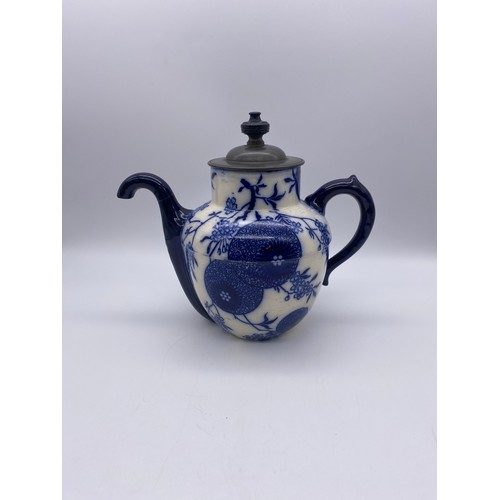 518 - DOULTON BURSLEM BLUE AND WHITE COFFEE POT SPOUT A/F