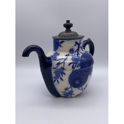 518 - DOULTON BURSLEM BLUE AND WHITE COFFEE POT SPOUT A/F