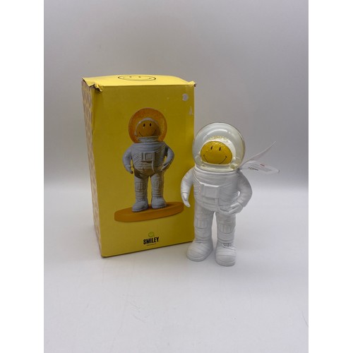 517 - BOXED SMILEY ASTRONAUT SUMMER GLOBE