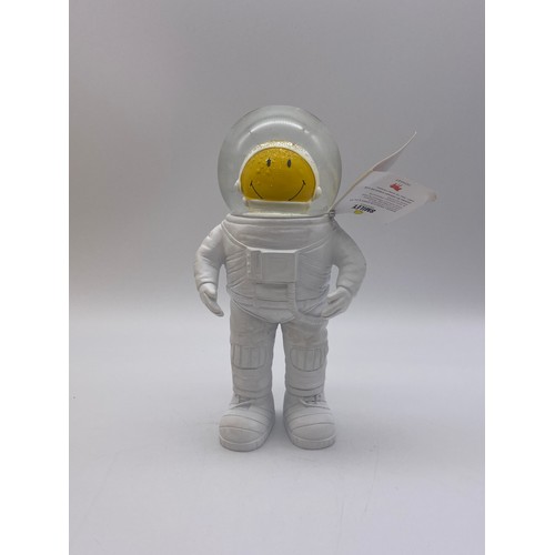 517 - BOXED SMILEY ASTRONAUT SUMMER GLOBE