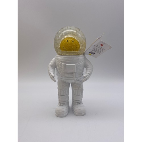 517 - BOXED SMILEY ASTRONAUT SUMMER GLOBE