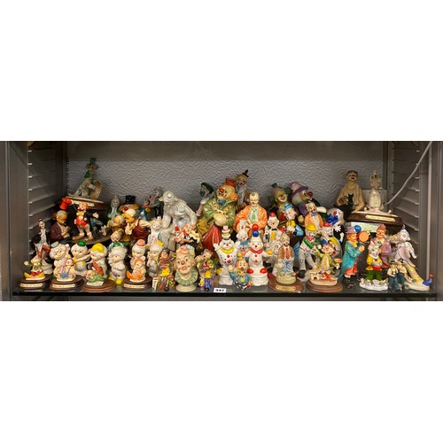 347 - SHELF OF POTTERY AND RESIN CLOWN FIGURE GROUPS