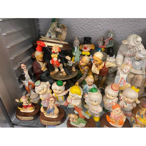 347 - SHELF OF POTTERY AND RESIN CLOWN FIGURE GROUPS