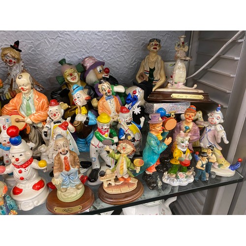 347 - SHELF OF POTTERY AND RESIN CLOWN FIGURE GROUPS