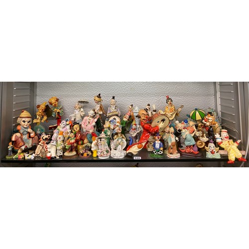 348 - SHELF OF VARIOUS POTTERY AND RESIN CLOWN FIGURE GROUPS