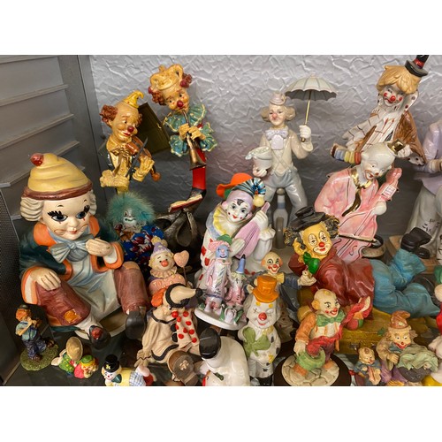 348 - SHELF OF VARIOUS POTTERY AND RESIN CLOWN FIGURE GROUPS