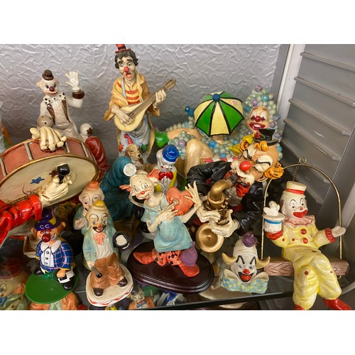 348 - SHELF OF VARIOUS POTTERY AND RESIN CLOWN FIGURE GROUPS