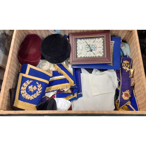 318 - VINTAGE BANDED STEAMER TRUNK CONTAINING LODGE AND SOCIETY APRONS AND REGALIA