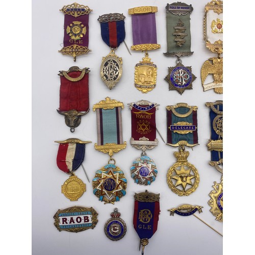 479 - TRAY OF SILVER GILT AND GILT ENAMEL RAOB MEDALLIONS AND LODGE BADGES