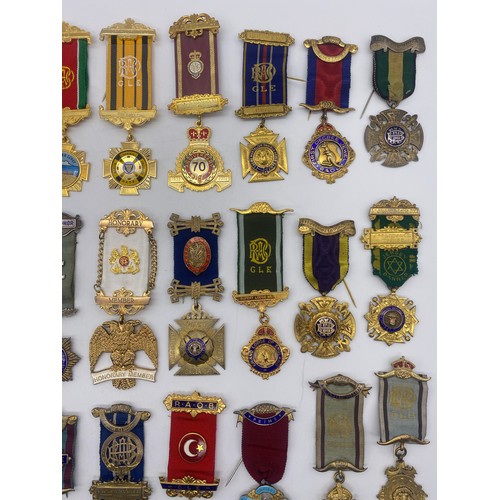 479 - TRAY OF SILVER GILT AND GILT ENAMEL RAOB MEDALLIONS AND LODGE BADGES