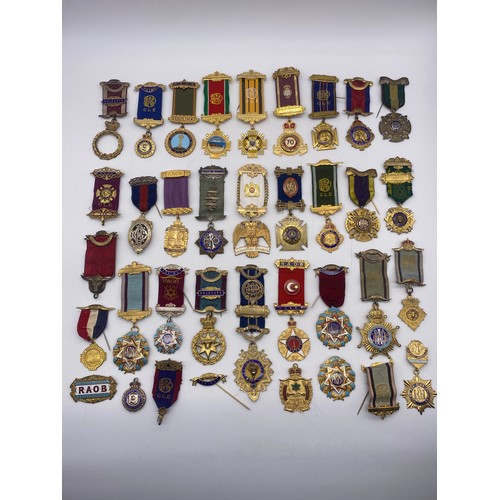 479 - TRAY OF SILVER GILT AND GILT ENAMEL RAOB MEDALLIONS AND LODGE BADGES