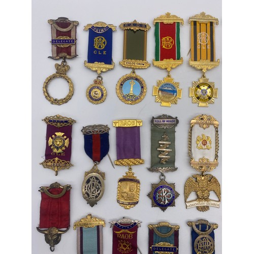 479 - TRAY OF SILVER GILT AND GILT ENAMEL RAOB MEDALLIONS AND LODGE BADGES