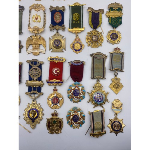 479 - TRAY OF SILVER GILT AND GILT ENAMEL RAOB MEDALLIONS AND LODGE BADGES