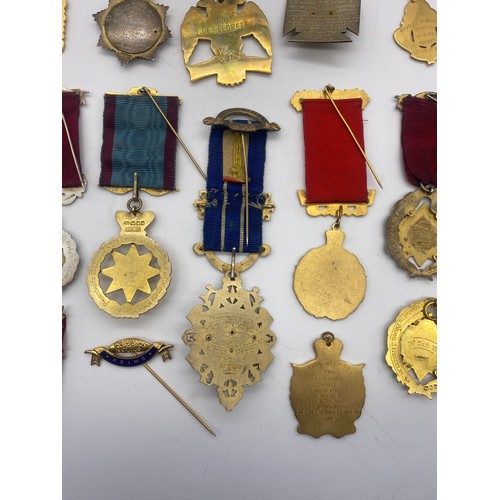 479 - TRAY OF SILVER GILT AND GILT ENAMEL RAOB MEDALLIONS AND LODGE BADGES