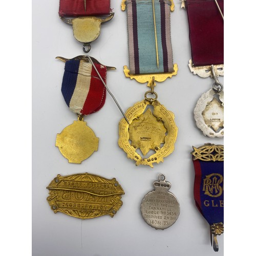 479 - TRAY OF SILVER GILT AND GILT ENAMEL RAOB MEDALLIONS AND LODGE BADGES