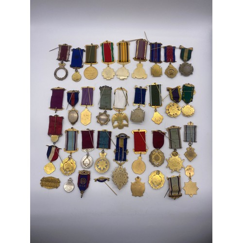 479 - TRAY OF SILVER GILT AND GILT ENAMEL RAOB MEDALLIONS AND LODGE BADGES