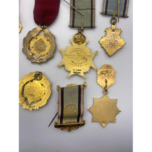 479 - TRAY OF SILVER GILT AND GILT ENAMEL RAOB MEDALLIONS AND LODGE BADGES