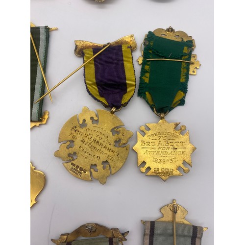 479 - TRAY OF SILVER GILT AND GILT ENAMEL RAOB MEDALLIONS AND LODGE BADGES