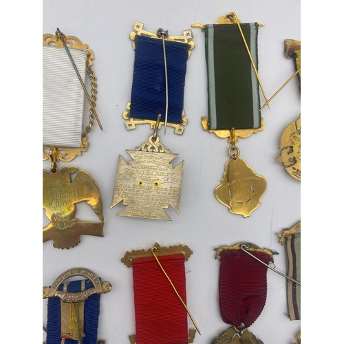 479 - TRAY OF SILVER GILT AND GILT ENAMEL RAOB MEDALLIONS AND LODGE BADGES