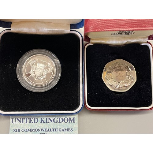 585 - 1989 SILVER TWO POUND PROOF £2 SET, 1986 SILVER COMMEMORATIVE £2 COIN, 1990 SILVER PROOF FIVE PENCE ... 