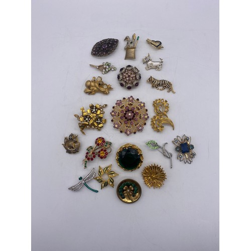 576 - 20 VARIOUS PASTE SET AND ANIMAL BROOCHES