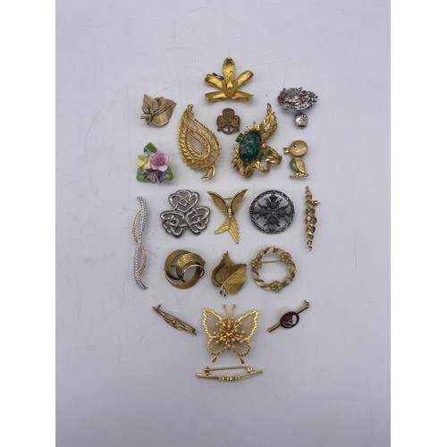 575 - 20 VARIOUS BROOCHES MARKED OR STAMPED