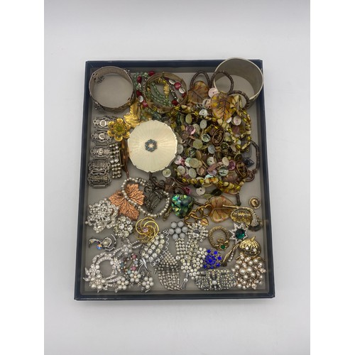 580 - SELECTION OF COSTUME JEWELLERY INC. CUFF BANGLES, POWDER COMPACT, BEAD NECKLACES, PASTE AND DIAMANTÉ... 