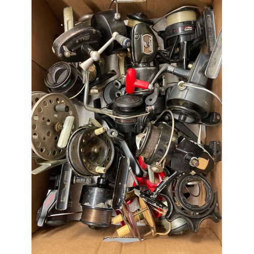 546 - SELECTION OF FISHING FIXED SPOOL REELS INCLUDING GARCIA MITCHELL 300, ABU CARDINAL, AND OTHERS INCLU... 