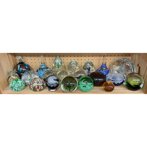 527 - SHELF OF GLASS PAPER WEIGHTS INC MDINA, ALUM BAY, AND WEDGWOOD