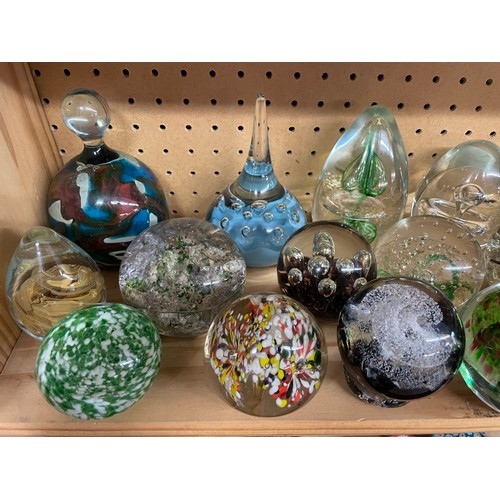 527 - SHELF OF GLASS PAPER WEIGHTS INC MDINA, ALUM BAY, AND WEDGWOOD