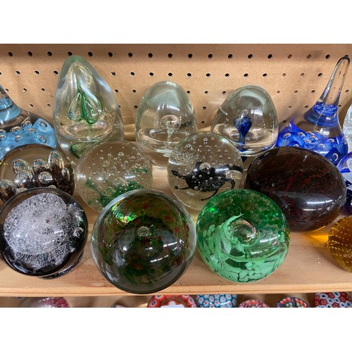 527 - SHELF OF GLASS PAPER WEIGHTS INC MDINA, ALUM BAY, AND WEDGWOOD