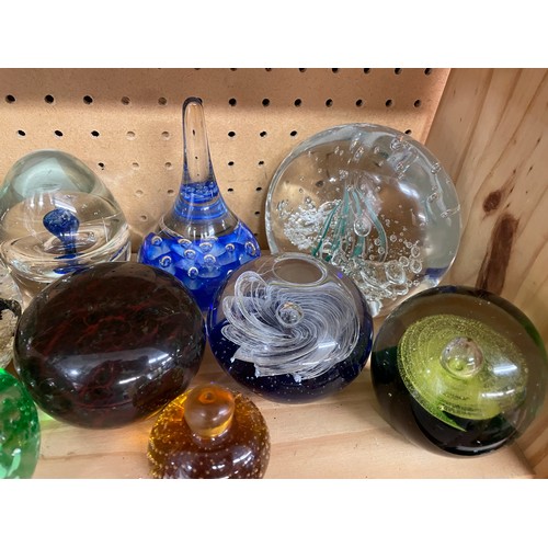 527 - SHELF OF GLASS PAPER WEIGHTS INC MDINA, ALUM BAY, AND WEDGWOOD