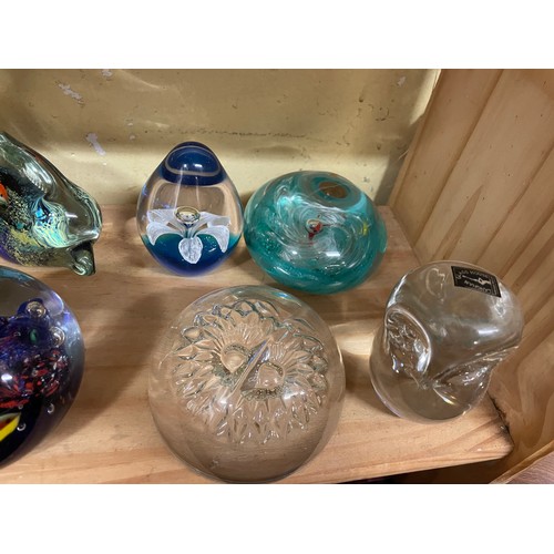 529 - SHELF OF GLASS FLORAL AND ANIMAL DESIGN PAPER WEIGHTS