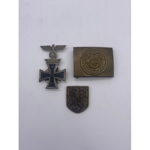 566 - GERMAN MILITARY WWII BELT BUCKLE AND BADGES