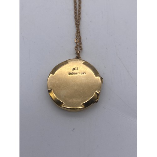 569 - 9CT GOLD BACK AND FRONT LOCKET ON 9CT GOLD TRACE CHAIN