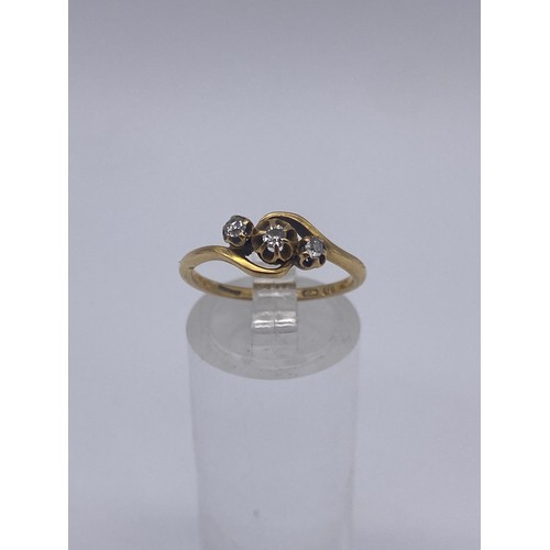 570 - 18CT GOLD THREE STONE CROSS OVER RING