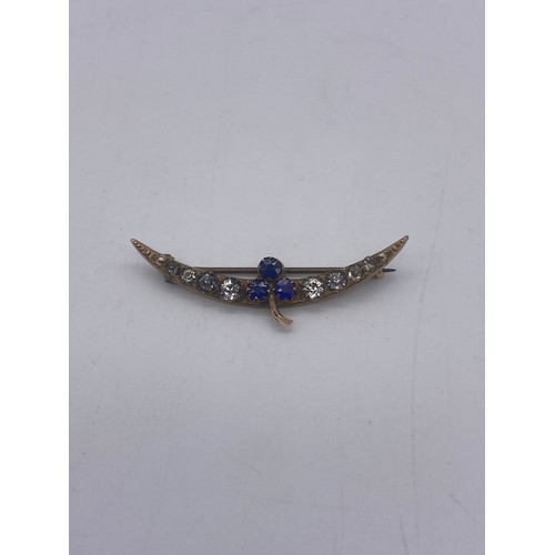 569A - EDWARDIAN 9CT GOLD STONE ENCRUSTED CRESCENT CLOVER BROOCH 2.8G APPROX